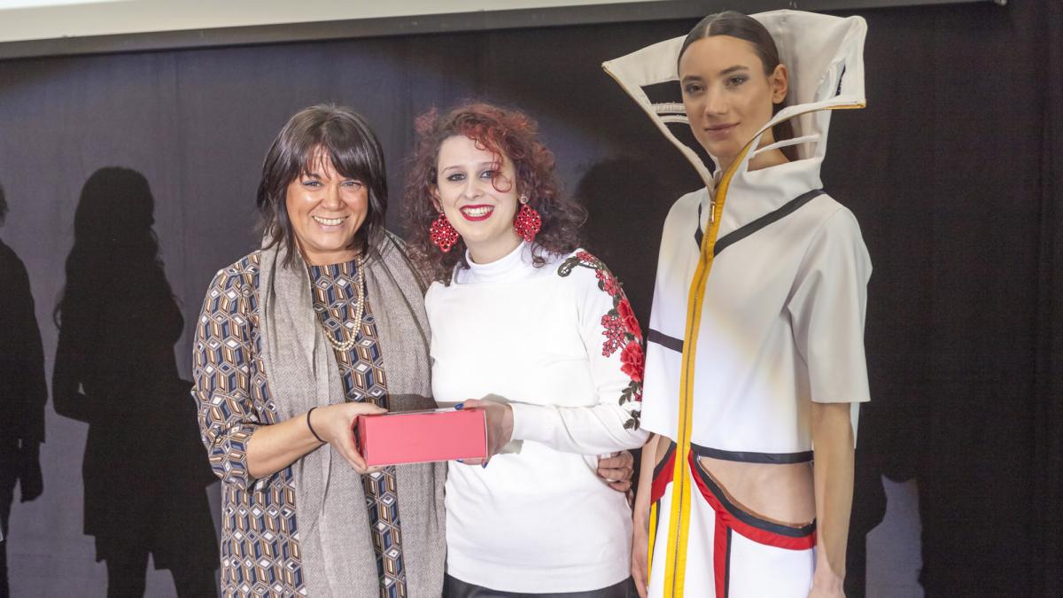 Foto del premio con la coordinatrice del settore Moda dell'ISIS "Zanussi" prof.ssa Daniela Manarini, la premiata Marzia Mio, la modella con l'abito realizzato da Marzia Mio.